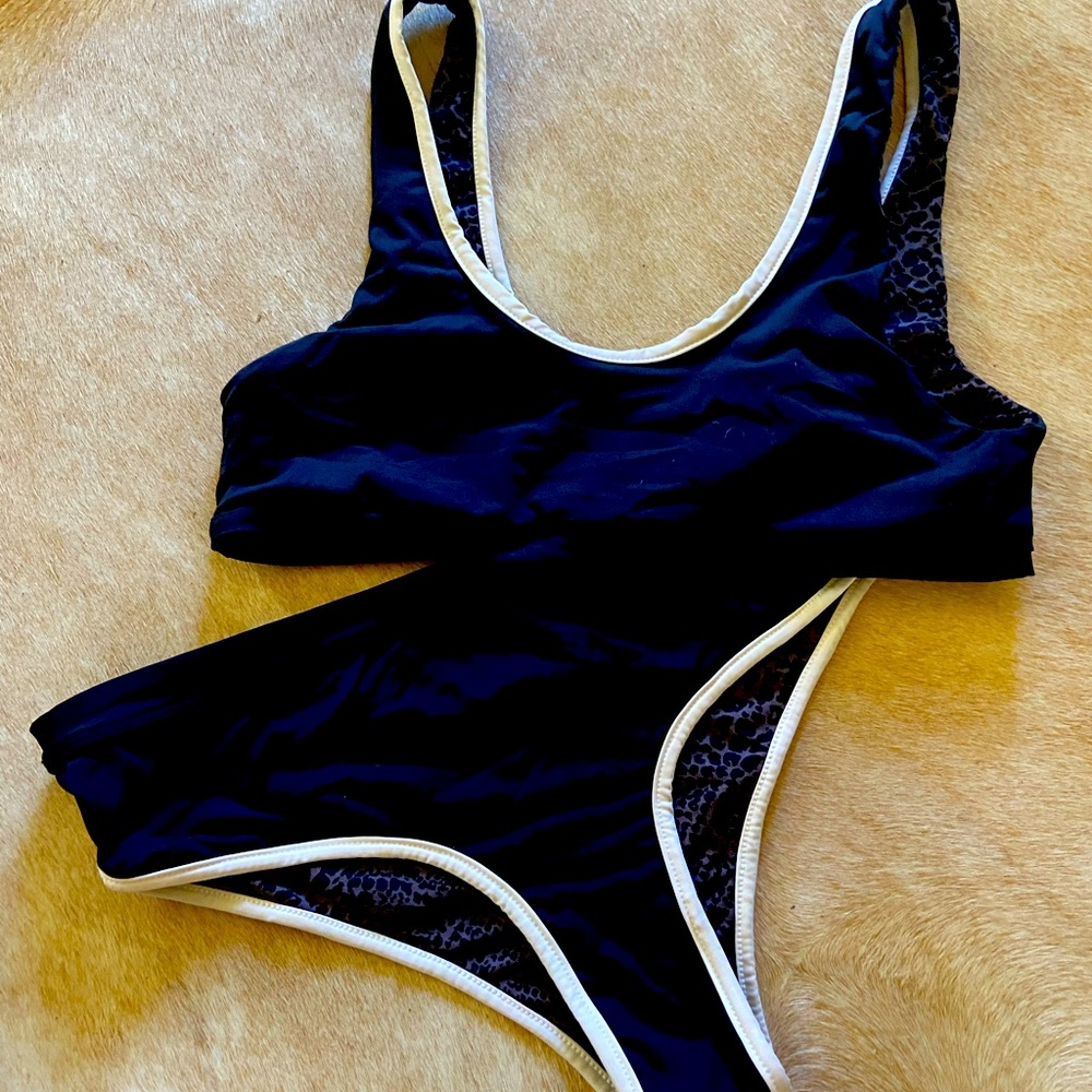 Black an white acacia set size large